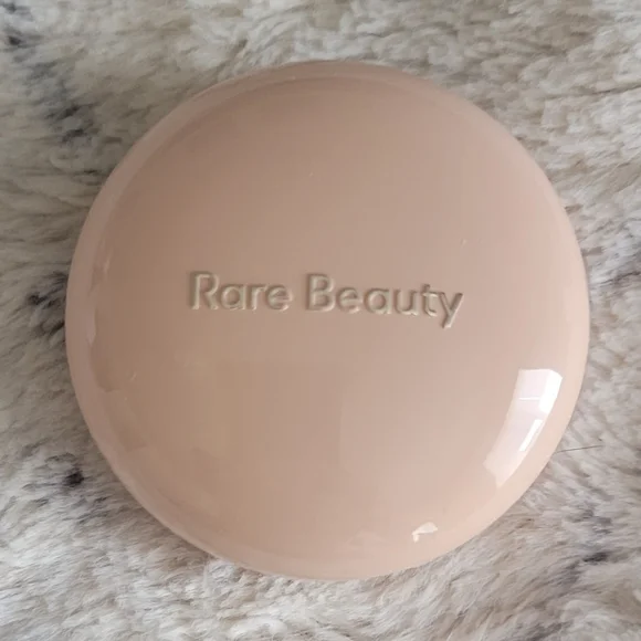 Enlighten - Rare Beauty Highlighter Selena Gomez - Picture 8 of 14